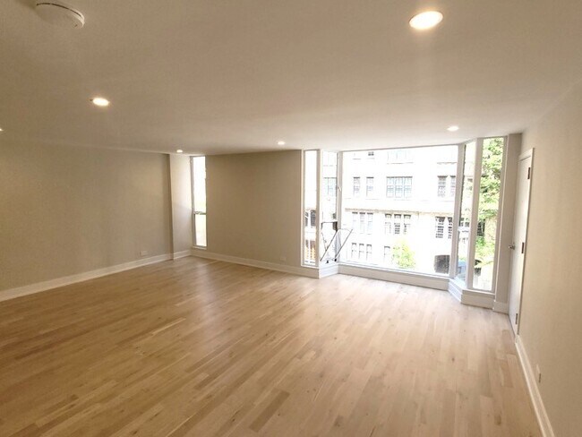 Building Photo - 227 E Walton Pl