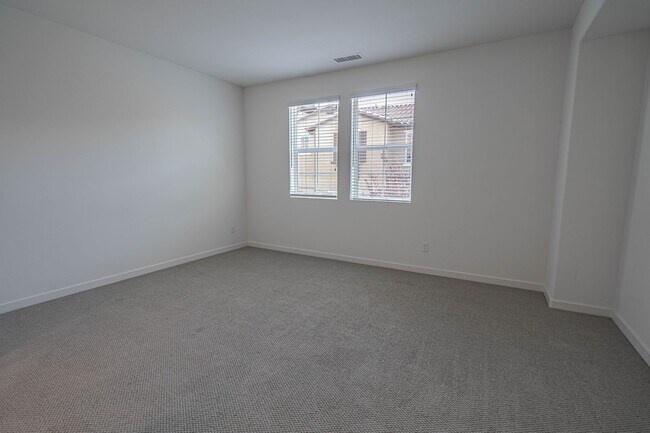 Building Photo - West Creek 3 Bedroom Townhome for Rent in Valencia.