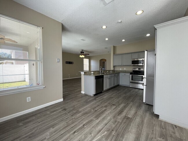 Building Photo - Amazing Large 4/2 Pool Home in Orlando