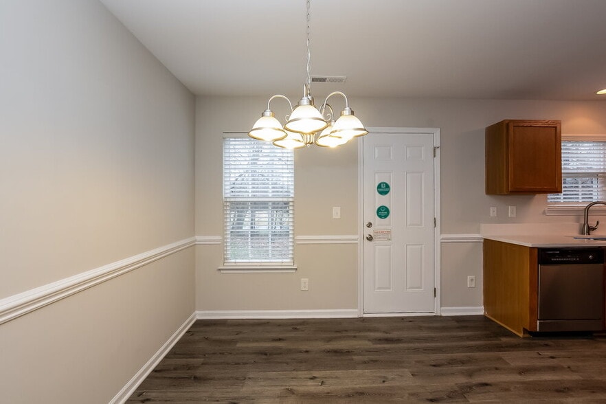 Building Photo - 1558 Kindred Cir NW