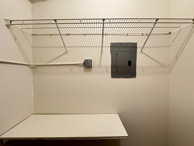 Building Photo - 909 W Dakin St