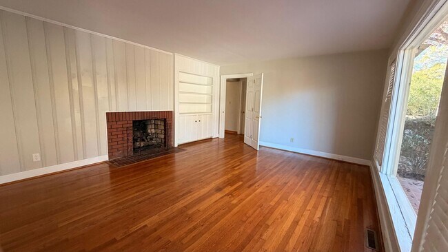 Building Photo - AVAILABLE NOW!