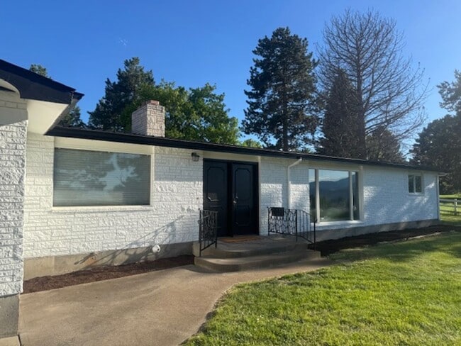 Building Photo - Very Large Ranch Style on South Hills