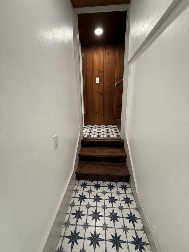 Building Photo - 1802 W 6th Ave