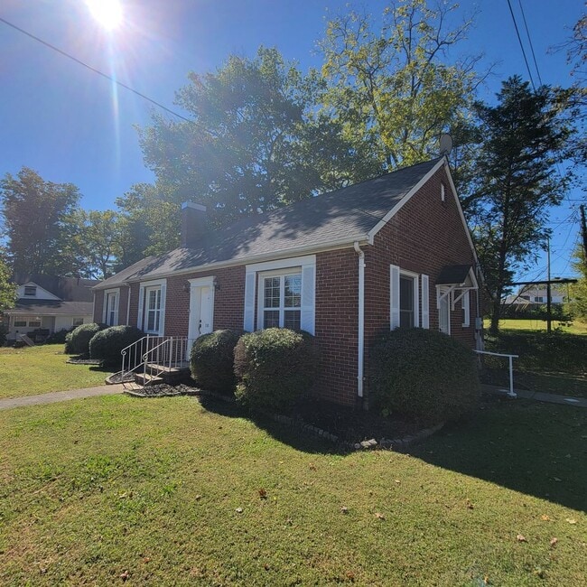 Building Photo - 3/2 Cottage Charmer-Downtown McMinnville, TN