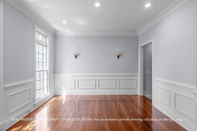 Building Photo - Luxurious 4 Bedroom, 5.5 Bathroom Townhome on Prestigious Queens Road. Contact (980) 315-3645 for...