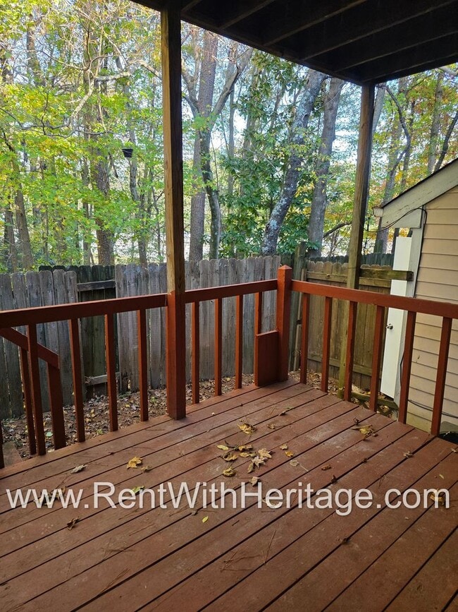 Building Photo - Amazing 2 bedroom, 1.5 bath townhome/ Great Roommate Floorplan / Great Location