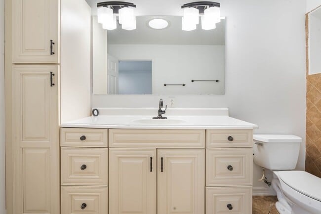 Building Photo - Lovely spacious 3bd/2bath townhouse with screen patio!