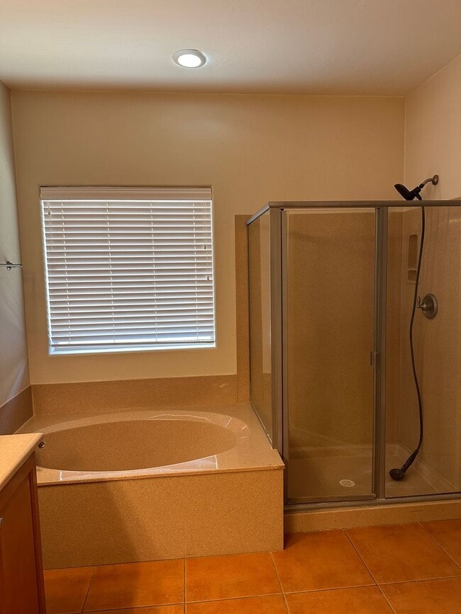 Building Photo - Modern Home - 4 bedroom - Large Yard - Variety of Fruit Trees