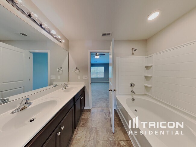 Building Photo - 4438 Oak Pointe Dr