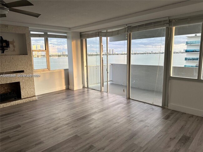 Building Photo - 7545 E Treasure Dr