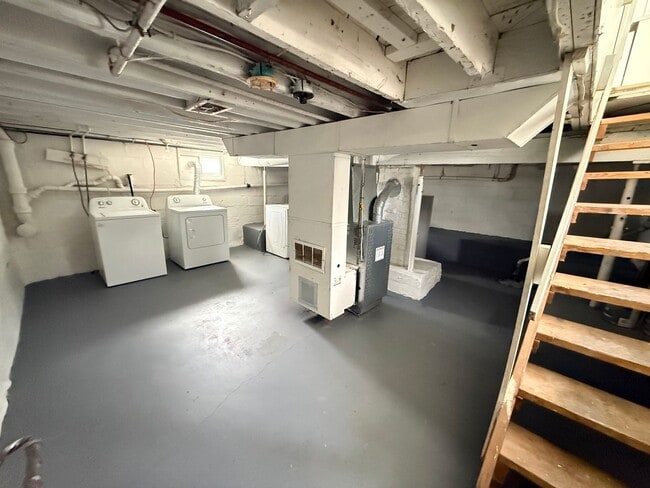 Building Photo - 2026 Renovation – Clean, Updated 2-Bedroom Near Shopping & Highways
