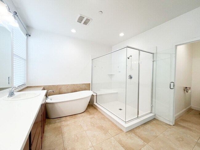 Building Photo - Spacious 4 Bd 3 Bath Home in Elk Grove