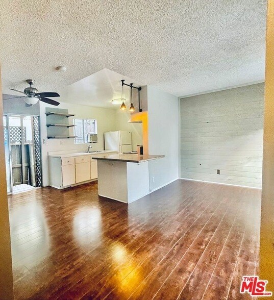 Building Photo - 941 N San Vicente Blvd