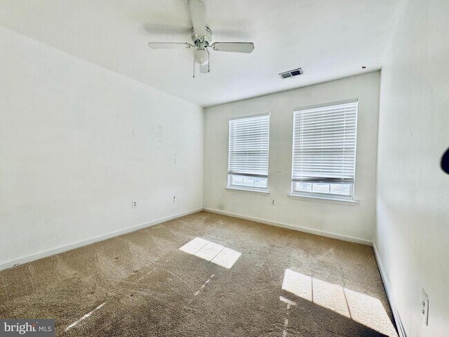 Building Photo - 4971 Clarendon Terrace