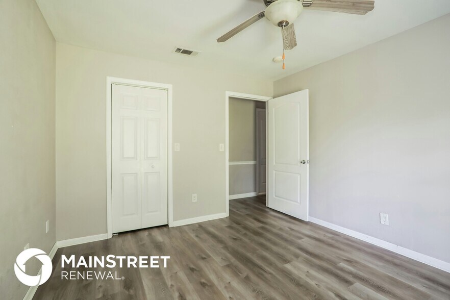 Building Photo - 2412 Stonehaven Ct W