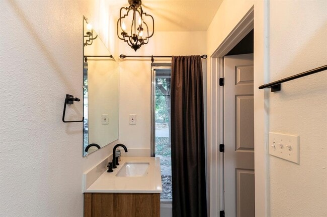 Building Photo - 1707 Deerfield Dr