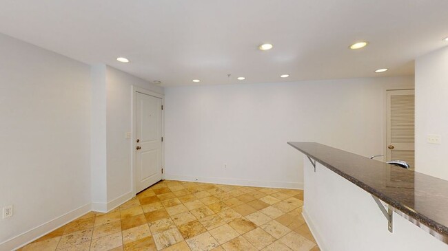 Building Photo - Spacious One Bedroom Condo!