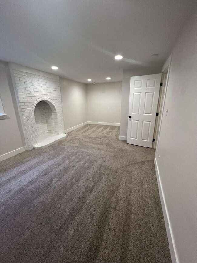 Building Photo - "Spacious 4-Bed Oasis with 3.5 Baths in Charming St. George!"