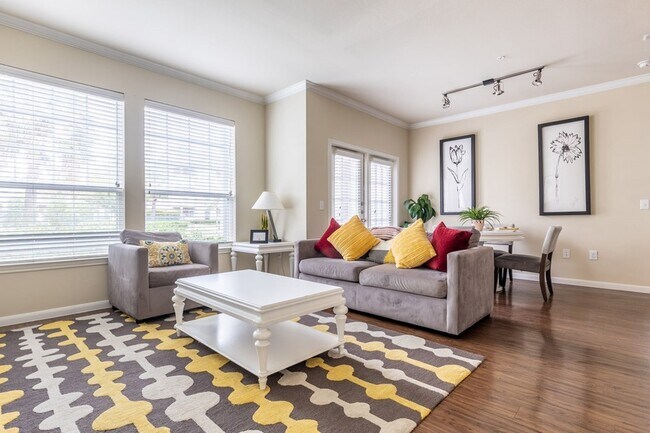 Building Photo - 22631 Colonial Pkwy