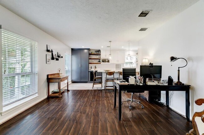 Building Photo - 9738 Derrik Dr