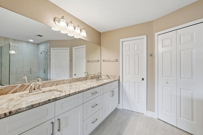 Building Photo - 3 bedroom condo