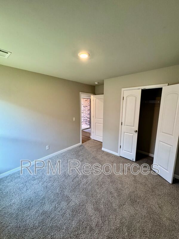 Building Photo - 1609 Burgundy Dr