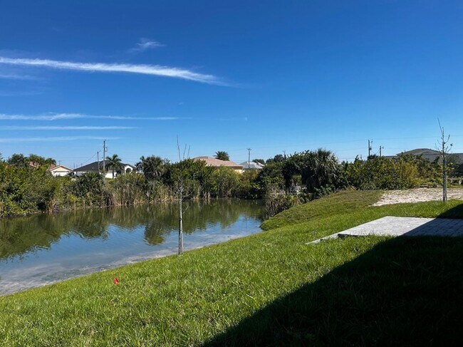Building Photo - Waterfront property on the fresh water can...