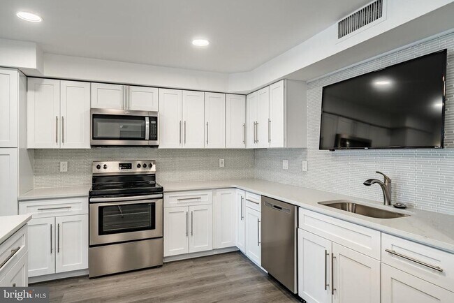 Building Photo - 21510 Valley Forge Cir