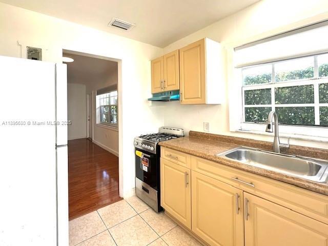 Building Photo - 2101 Bay Dr