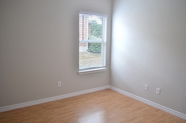 Building Photo - 105 Pecanwood N