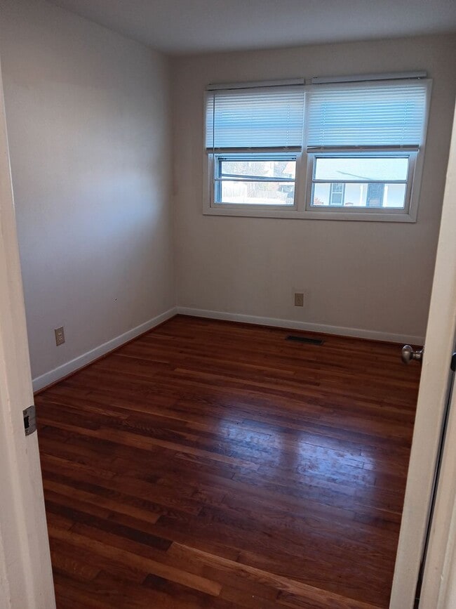 Building Photo - 3 BR Belmont Home with Fenced in Yard!