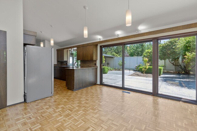 Building Photo - 3 bedroom 2 bath
