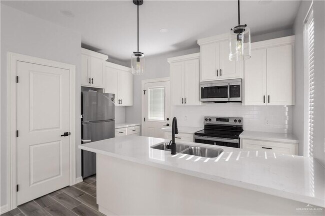 Building Photo - 504 N Onyx Ave