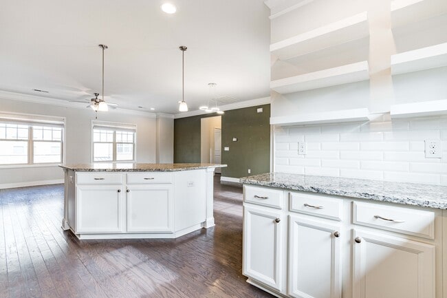 Building Photo - 321 View Dr