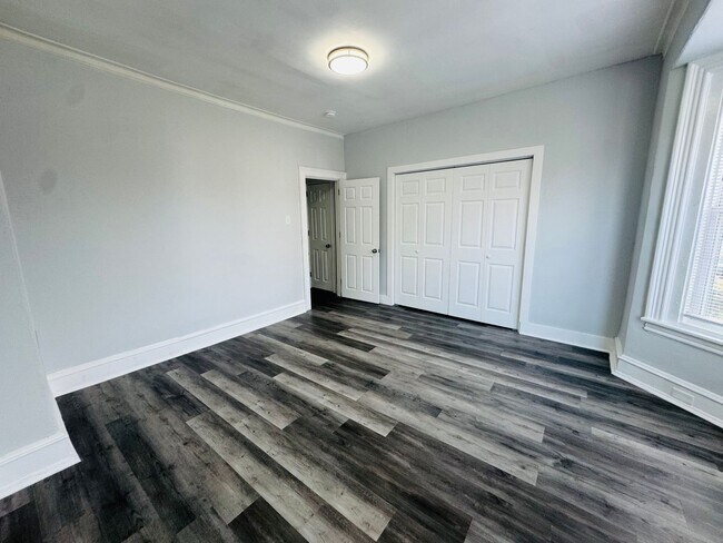 Building Photo - Large 4 bd Remodeled Section 8 Home!! Sect...