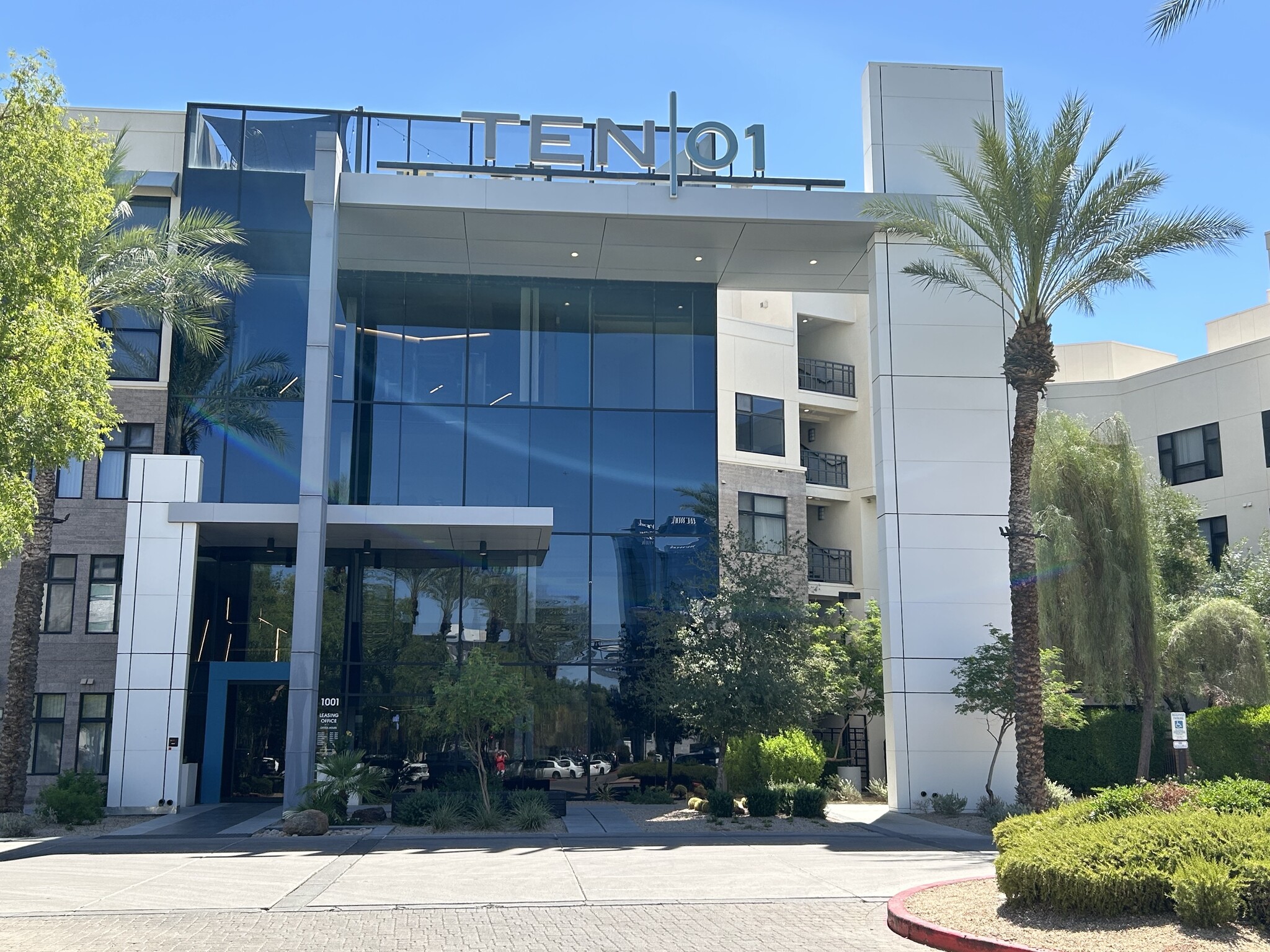 Building Photo - 945 E Playa del Norte Dr