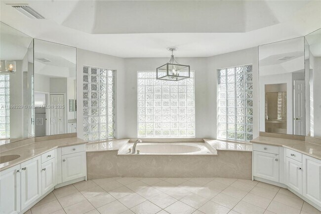 Building Photo - 2553 Jardin Manor