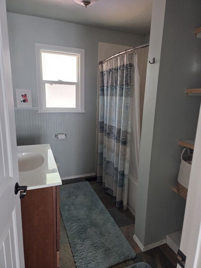 Building Photo - Quiet furnished cabin for ski lease