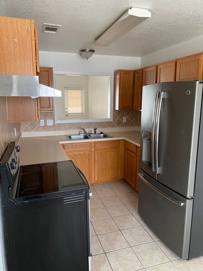 Building Photo - 2416 Jerome Dr