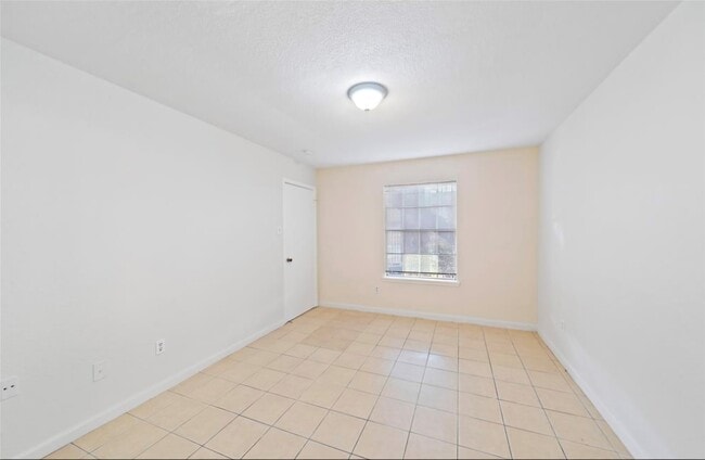 Building Photo - 9797 Leawood Blvd