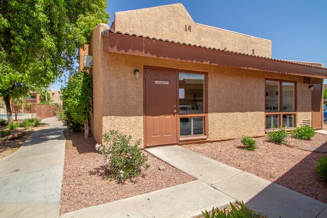 Building Photo - 2121 W Royal Palm Rd