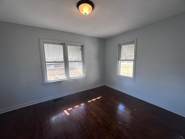 Building Photo - 911 Main-W