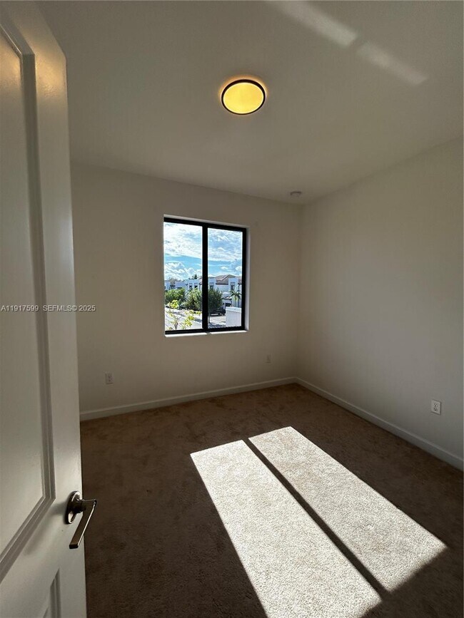 Building Photo - 613 NE 208th Terrace