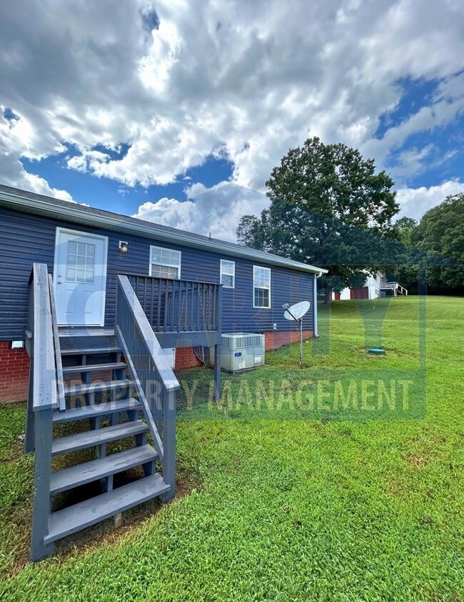 Building Photo - Two bedroom townhome w/garage!