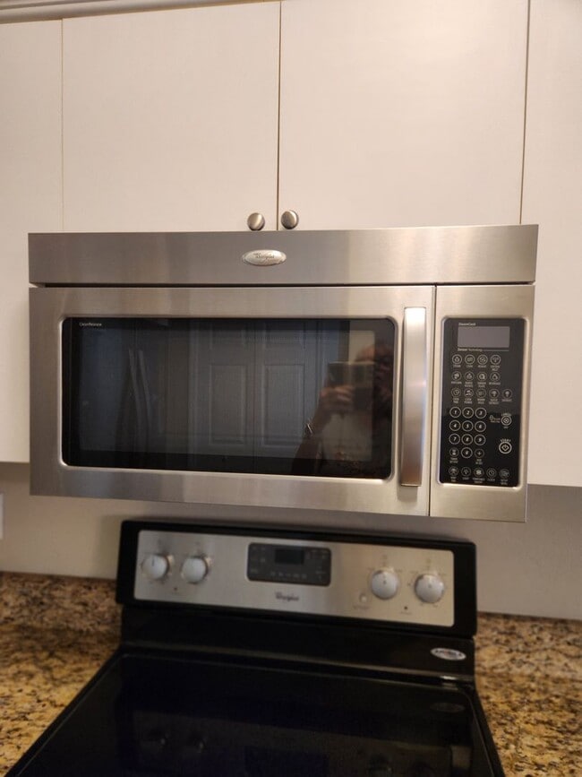 Building Photo - Move in Ready in NW Gainesville!