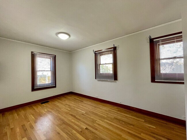 Building Photo - $0 DEPOSIT OPTION, NEW PAINT, TRADITIONAL BRICK HOME, WALKING DISTANCE TO DU!! LARGE BACKYARD, DE...