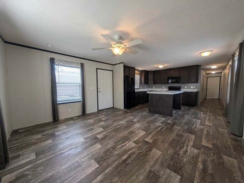 Building Photo - 15881 Villaire Ave