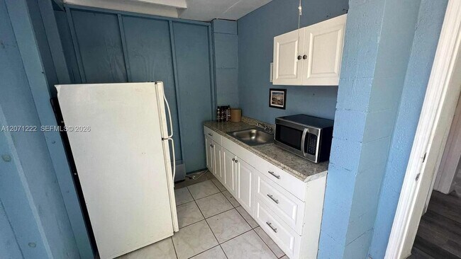 Building Photo - 2645 SW 33rd Ave