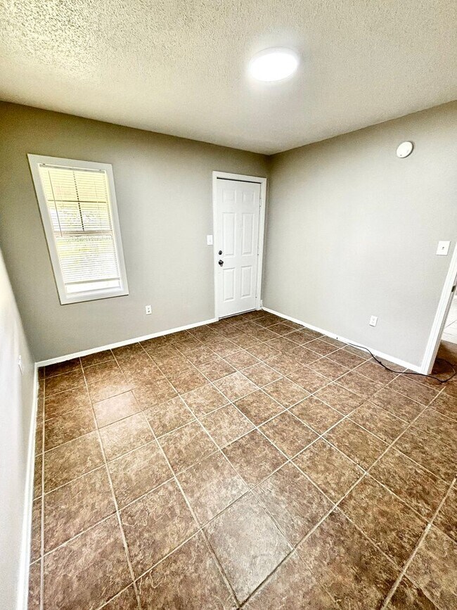 Building Photo - Move In Ready!